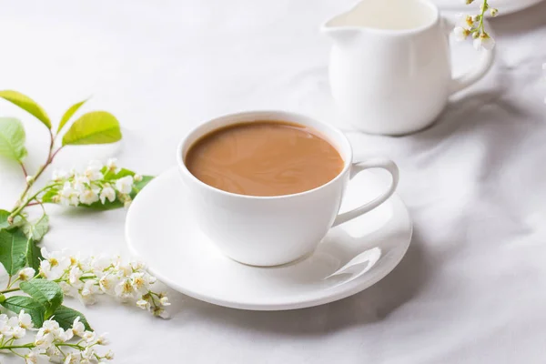 Romige koffie in witte Mok met appel bloesem — Stockfoto