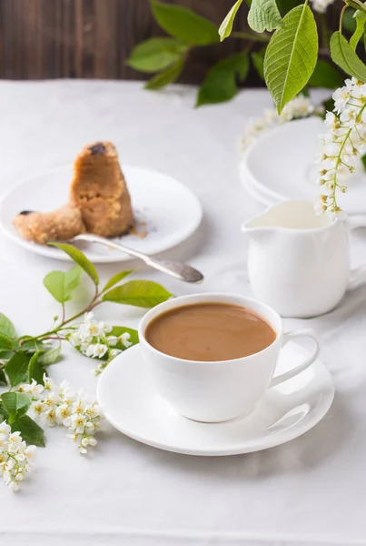 Romige koffie in witte Mok met appel bloesem — Stockfoto