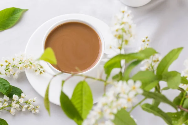 Romige koffie in witte Mok met appel bloesem — Stockfoto