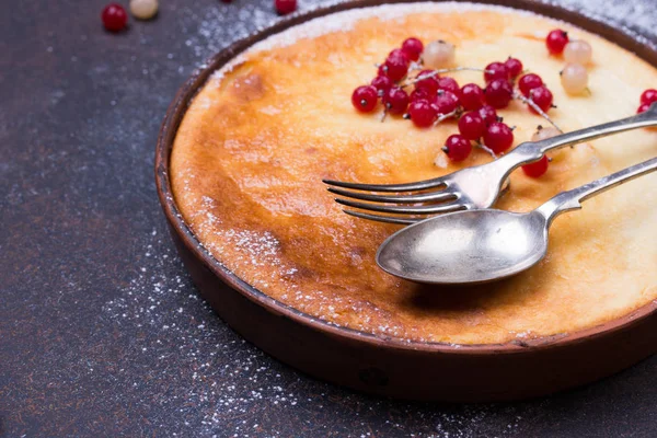 Cottage cheese casserole baked with red currant. Curd casserole with fresh berries on kitchen table. — Stock Photo, Image