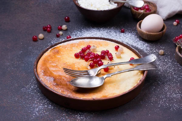 Caçarola de queijo cottage assada com groselha vermelha. Caçarola de coalhada com bagas frescas na mesa da cozinha . — Fotografia de Stock