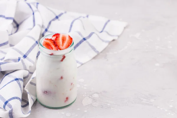 Frascos de yogur blanco natural decorados con fresa fresca y menta. Alimentación saludable —  Fotos de Stock