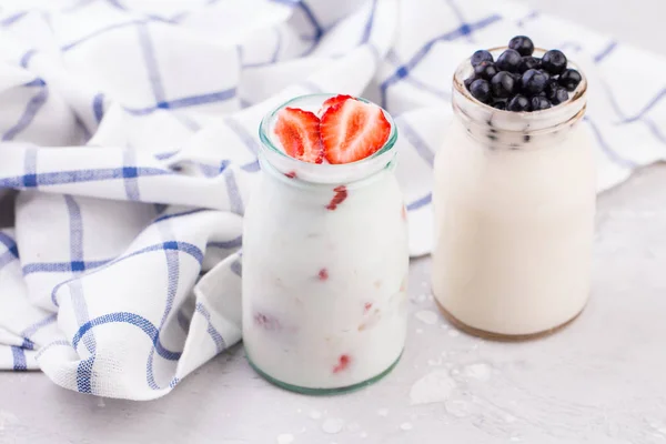 Frascos de yogur blanco natural decorados con fresa fresca y menta. Alimentación saludable — Foto de Stock