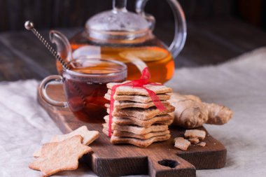 Yıldız şekilli zencefil kurabiyeleri şerit ile bağlı yığını