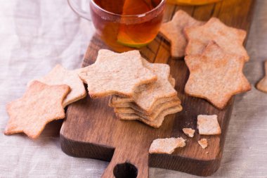 Yıldız şekilli zencefil kurabiyeleri şerit ile bağlı yığını