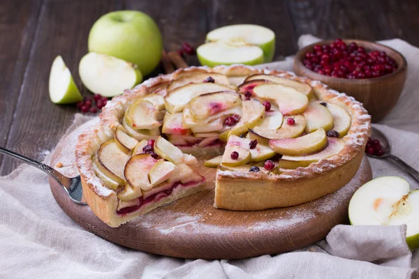 Σπιτική μηλόπιτα σε ρουστίκ φόντο. Κλασικό φθινοπωρινό επιδόρπιο Ευχαριστιών. — Φωτογραφία Αρχείου