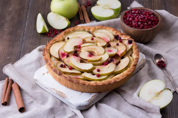 Homemade Apple Pie on rustic background. Classic autumn Thanksgiving dessert. — Stock Photo, Image