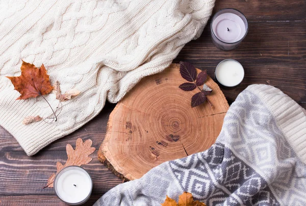 Herfst bladeren en kaarsen op houten tafel — Stockfoto