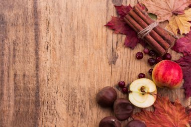 Eski ahşap masada düşmüş yaprak ve meyve vintage sınır. Şükran sonbahar arka plan