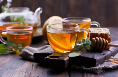 çay nane ve ballı bir ahşap tablo