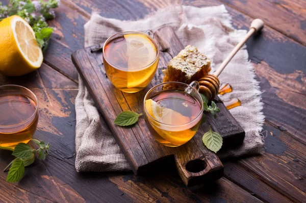 Kopje thee met munt en honing op een houten tafel — Stockfoto