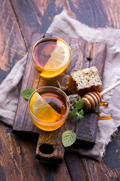 Kopje thee met munt en honing op een houten tafel — Stockfoto