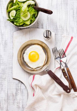 Bir tavada kızarmış yumurta. Gıda. Kahvaltı. Sağlıklı gıda.
