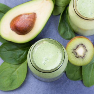 İçeceklerle karıştırılmış yeşil smoothie. Seçici odak.