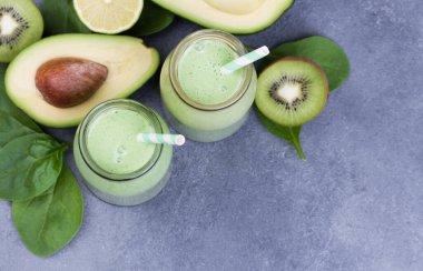 İçeceklerle karıştırılmış yeşil smoothie. Seçici odak.