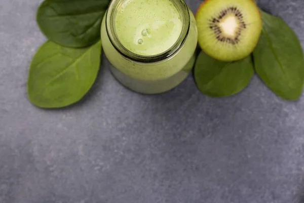 Blandad grön smoothie med ingredienser. Selektiv inriktning. — Stockfoto