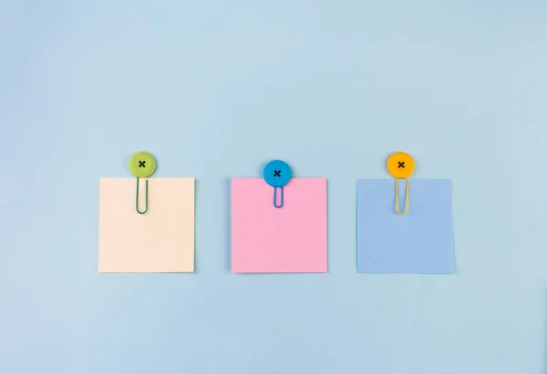 Reminder sticky note on light blue background, empty space for text — Stock Photo, Image