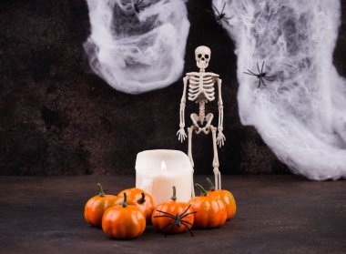 Karanlık arka planda Cadılar Bayramı süslemeleri. Komik Cadılar Bayramı oyuncakları.