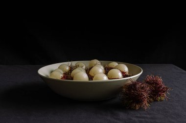 Rambutan, tabakta servis edilen lezzetli Tayland meyvesi.