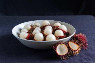 Rambutan, tabakta servis edilen lezzetli Tayland meyvesi.