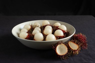 Rambutan, tabakta servis edilen lezzetli Tayland meyvesi.
