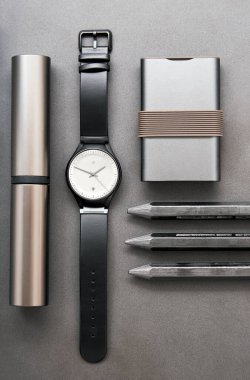 Erkekler için lüks aksesuarlar, saatler, hala, yaşam tarzı, daire. Erkek aksesuarları. Erkek tarzı. Kemer, cüzdan, kartvizit tutucu, anahtarlar beyaz ahşap arka planda. düz yat.