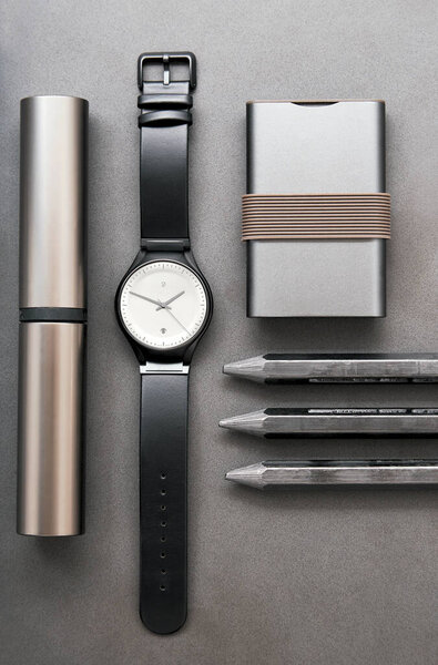 Роскошные аксессуары для мужчин, часы, все еще, образ жизни, квартира. Мужские аксессуары. мужской стиль. Пояс, бумажник, держатель визитки, ключи на белом деревянном фоне. Плоская постель
.