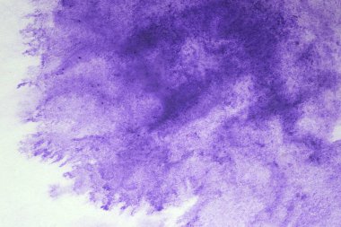 Mor suluboya splash beyaz kağıt arka planda, yaratıcı tasarım şablonları soyut el boyalı