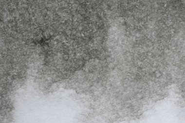 Soyut el boyalı siyah suluboya splash beyaz kağıt arka planda, yaratıcı tasarım şablonları