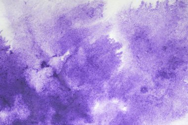 Mor suluboya splash beyaz kağıt arka planda, yaratıcı tasarım şablonları soyut el boyalı