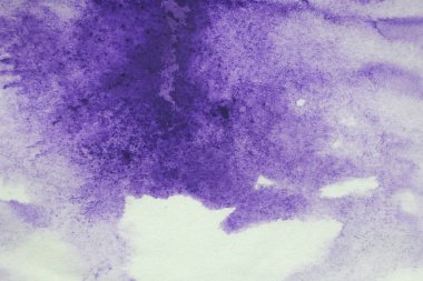 Mor suluboya splash beyaz kağıt arka planda, yaratıcı tasarım şablonları soyut el boyalı