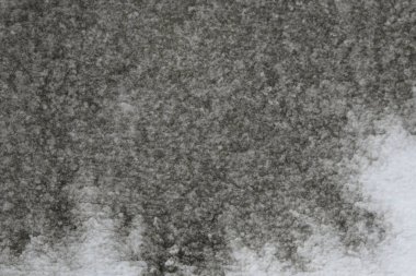 Soyut el boyalı siyah suluboya splash beyaz kağıt arka planda, yaratıcı tasarım şablonları