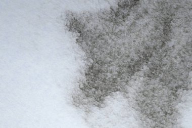 Soyut el boyalı siyah suluboya splash beyaz kağıt arka planda, yaratıcı tasarım şablonları