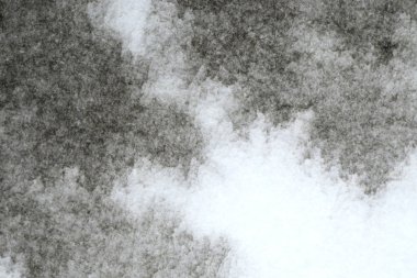 Soyut el boyalı siyah suluboya splash beyaz kağıt arka planda, yaratıcı tasarım şablonları