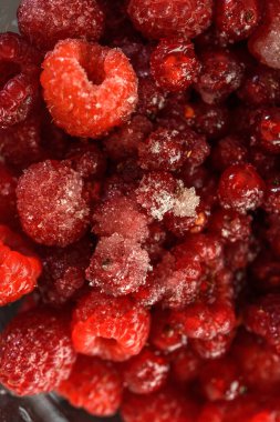 Ahududu ve üzümlü meyve salatası.