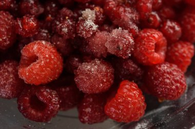 Ahududu ve üzümlü meyve salatası.