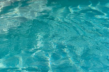 Yazın temiz suyu olan özel havuz.