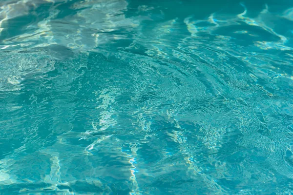 Yazın temiz suyu olan özel havuz.