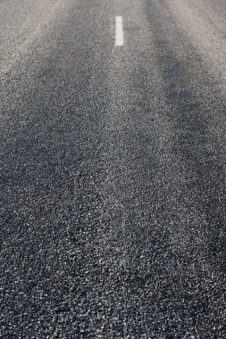 Güneşli kırsal yol ayrımı.