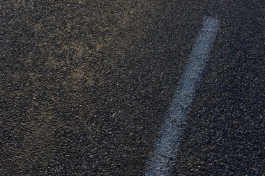 Güneşli kırsal yol ayrımı.