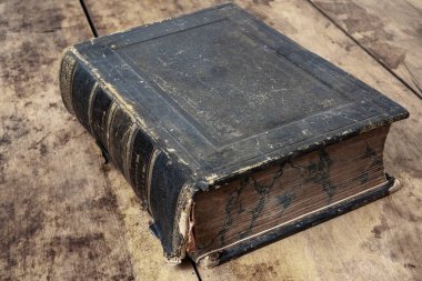 Ahşap bir arka planda eski kitap sözlüğü