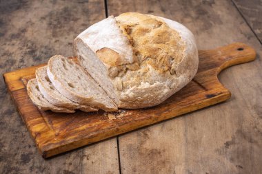 Bir masada dilimlenmiş organik buğday ekmeği ve un.