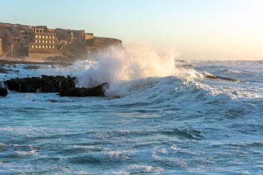 Fas kıyılarında okyanus dalgası