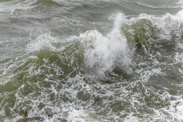 Fransa 'nın Atlantik kıyılarında deniz dalgaları