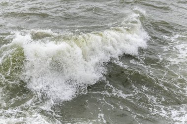 Fransa 'nın Atlantik kıyılarında deniz dalgaları