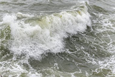 Fransa 'nın Atlantik kıyılarında deniz dalgaları