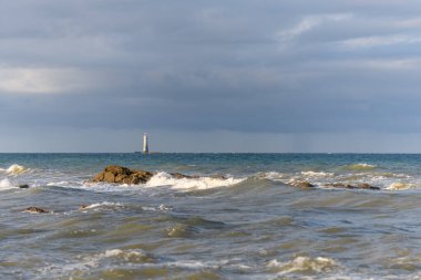 Fransa 'nın Atlantik kıyılarında deniz dalgaları