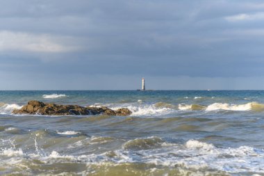 Fransa 'nın Atlantik kıyılarında deniz dalgaları
