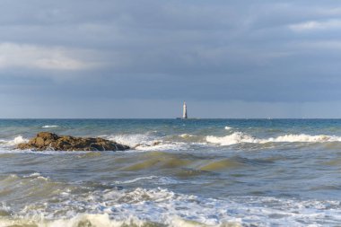 Fransa 'nın Atlantik kıyılarında deniz dalgaları