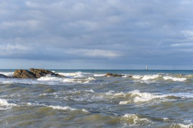 Fransa 'nın Atlantik kıyılarında deniz dalgaları